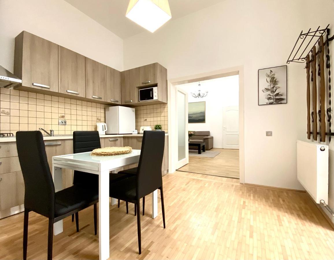 Republique Family Apartment Braşov Esterno foto